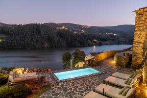 佩纳菲耶尔DOURWIN - Riverside Suites - Adults Only的享有湖景的带游泳池的度假屋