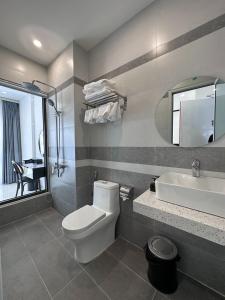 归仁Ana's House的浴室配有白色卫生间和盥洗盆。