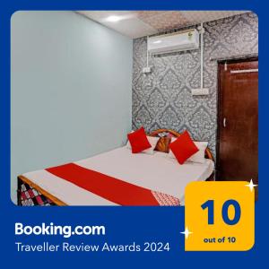 DānāpurOYO Flagship Dream Mahal Guest House的配有红色枕头的床的酒店客房
