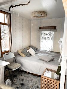 尤尔马拉Dzintarkrasts的一间小卧室,配有床和窗户