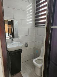 比勒陀利亚DBrite的一间带水槽和卫生间的浴室