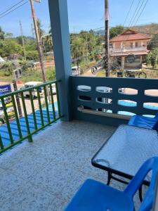 高兰Nare Guest House的阳台配有椅子,享有游泳池的景色