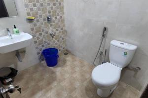 Vasco Da Gama2bhk cozy apt near baina beach的浴室配有白色卫生间和盥洗盆。
