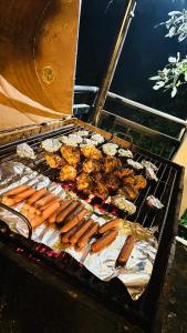 基图尔格勒White Villa Kitulgala的烤架上放热狗和其他食物
