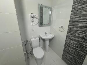 丹吉尔Crystal boulevard Single/Double的白色的浴室设有卫生间和水槽。
