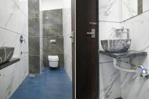 印多尔FabHotel Grand Giriraj的一间带两个盥洗盆和卫生间的浴室