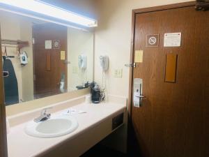 印第安纳波利斯Norwood Inn Statefare Grounds的一间带水槽和镜子的浴室