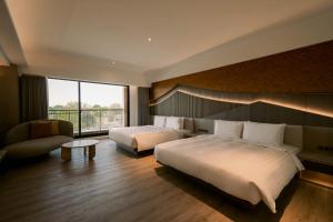 安平区绣溪安平 的酒店客房设有两张床和大窗户。