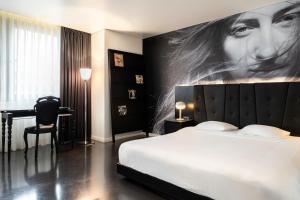 布鲁塞尔丽晶B公寓式酒店的卧室配有白色的床和黑色墙壁