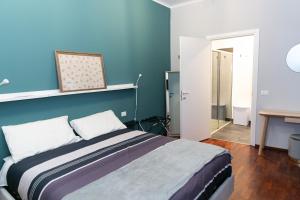 米兰sweet house deluxe的一间卧室配有一张蓝色墙壁的床