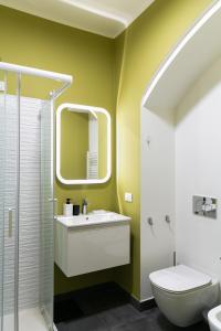 米兰sweet house deluxe的一间带水槽、卫生间和镜子的浴室