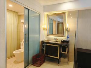 广州克莱顿酒店（近琶洲展馆）的一间带水槽、卫生间和镜子的浴室