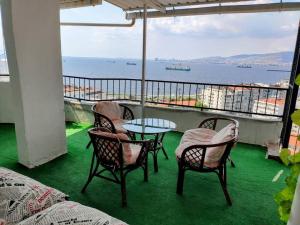 KonakPenthouse with unique sea view and private terrace的阳台配有桌椅,享有海景。