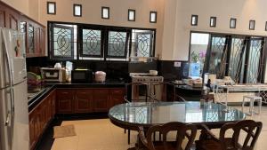 Fora Capsule Hostel Tuban Kuta Bali餐厅或其他用餐的地方