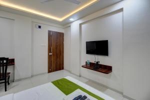 浦那StayBird - NEST, A Premium Residences, Kharadi的白色客房,墙上配有平面电视