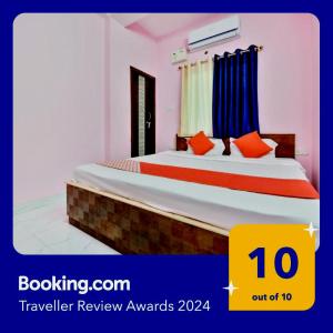 GulzārbāghOYO Flagship Rainbow Homestay的配有橙色枕头的床的酒店客房