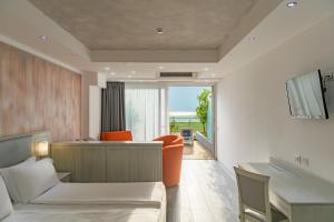 利莫内-苏尔加达Garda Suite Hotel的配有一张床和一张书桌的酒店客房