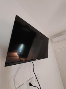 米兰Studio Donatello的挂在墙上的平面电视