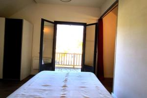 Bôo-Silhenmontagnes Pyrénées的一间卧室设有一张床和一个大窗户