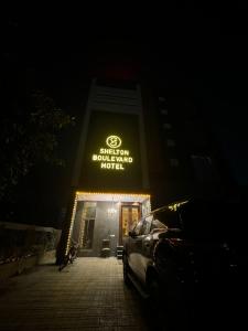 拉合尔Shelton Boulevard Hotel Lahore的一座建筑,上面有读布坎南借来的酒店的标志