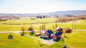 OckelboCharming and rural cottage in Ockelbo的田野房屋的空中景观