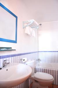 圣胡安德尔普埃尔托实时旅馆的浴室配有白色卫生间和盥洗盆。