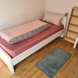 施瓦巴赫Ferienunterkunft&Monteure C.C的一张带粉红色床垫和枕头的床