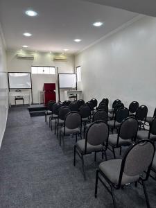 巴纳伊巴那提勒斯酒店的教室里放着一堆椅子的房间