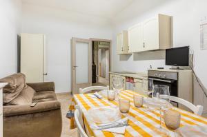 蒙塞拉托Monserrato Cozy Apartment near the Policlinico!的客厅配有桌子和沙发