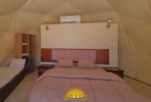 瓦迪拉姆Bubble Sofia Luxury Rum Camp的帐篷内一间卧室,配有一张床