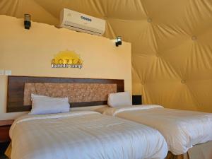 瓦迪拉姆Bubble Sofia Luxury Rum Camp的两张睡床彼此相邻,位于一个房间里