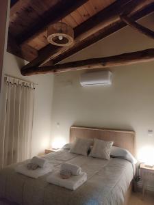 Castillo de BayuelaLa casita de Ra的一间卧室配有一张大床和两条毛巾