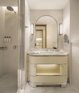 香港香港逸兰铜锣湾酒店的一间带水槽、镜子和淋浴的浴室
