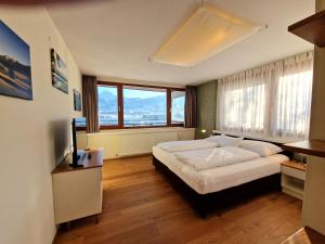 法克湖畔埃格艾姆西公寓酒店的一间卧室设有一张床和一个大窗户