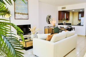 迪拜Vacation Home In Best Part of Dubai的客厅配有白色的沙发和桌子