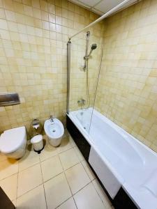 迪拜Vacation Home In Best Part of Dubai的浴室配有卫生间、淋浴和盥洗盆。