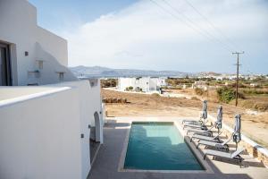 圣安娜纳克索斯Anais Of Naxos的从房子里可欣赏到游泳池的景色