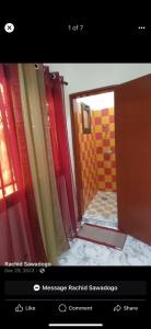 瓦加杜古Sawadogo meublée的浴室设有镜子和红色及黄色的淋浴