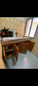 瓦加杜古Sawadogo meublée的厨房配有书桌和电脑