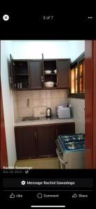 瓦加杜古Sawadogo meublée的厨房配有木制橱柜和炉灶。