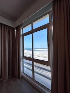 麦纳麦MIRADOR HOTEL的客房设有可欣赏海滩景致的窗户。