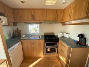 2 bedroom cosy caravan的厨房或小厨房