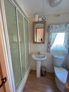 2 bedroom cosy caravan的一间浴室