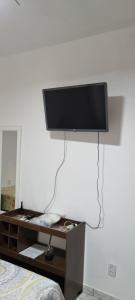 维拉维尔哈SUÍTE Princípio的挂在白色墙壁上的平面电视