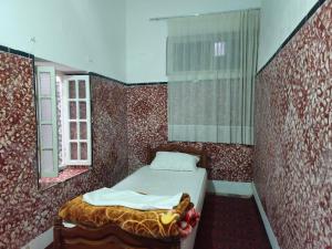 拉巴特Dar Ba sidi的一间小卧室,配有床和窗户