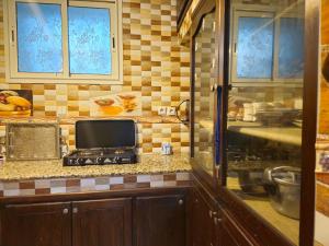 拉巴特Dar Ba sidi的厨房配有带水槽和微波炉的台面