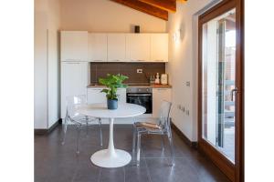 贝加莫Bes Residence Bergamo Polaresco的厨房里摆放着植物的桌子