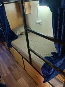 孟买Victory dormitory的客房内的两张双层床