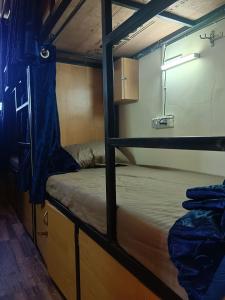 孟买Victory dormitory的客房内的两张双层床