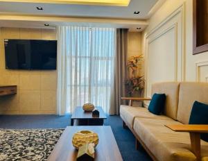 奈季兰SUN SET HOTEL فندق سن ست的带沙发和电视的客厅